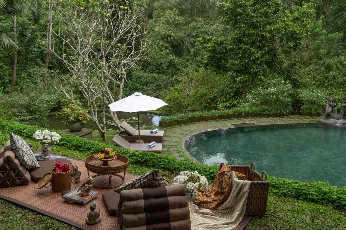 Picnic terrace overlooking the pool at Dua Dari, Ubud